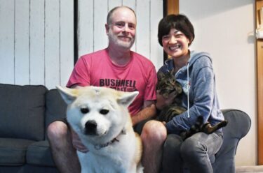 移居秋田的夫妇领养了被救助的秋田犬， 并在不断的磨合中逐渐成为彼此的家人