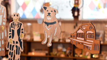 Hachiko Reunites with His Master – Crafts Made from Akita Cedar Are on Sale at a Toy Museum