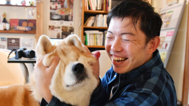 A Signboard Dog of a Guesthouse in Ugo Town Delivers Smiles around Japan